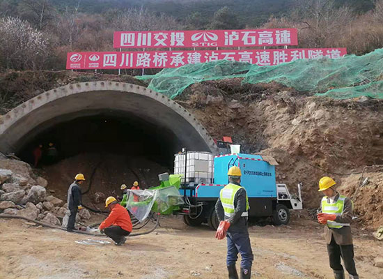 GHP20G車載混凝土濕噴臺車施工現(xiàn)場